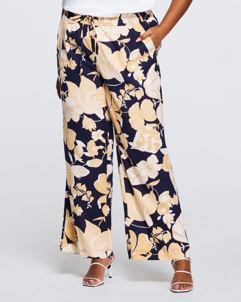 Front of a model wearing a size 24W Valencia Floral Pant in Print by Estelle. | dia_product_style_image_id:295189